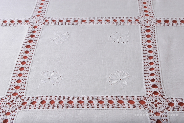 Siuvinėtoja, profesionali tautinio paveldo meistrė, moko siuvinėtojas rankomis