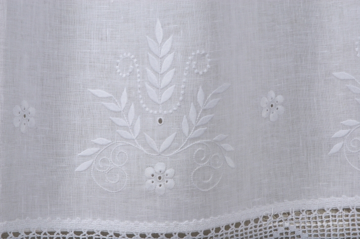 Siuvinėtoja, profesionali tautinio paveldo meistrė, moko siuvinėtojas rankomis