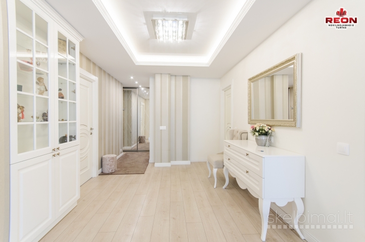 ERDVUS, JAUKUS IR KOKYBIŠKAI ĮRENGTAS KETURIŲ KAMBARIŲ BUTAS.