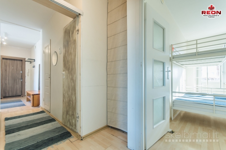 PARDUODAMAS 3 KAMBARIŲ BUTAS APSUPTAS MOKYMO, VALSTYBINIŲ ĮSTAIGŲ IR PARDUOT