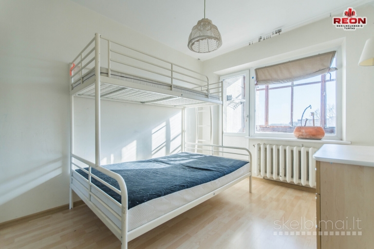 PARDUODAMAS 3 KAMBARIŲ BUTAS APSUPTAS MOKYMO, VALSTYBINIŲ ĮSTAIGŲ IR PARDUOT