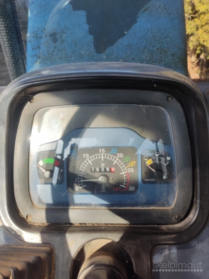 Parduodamas traktorius New Holland TD95D.