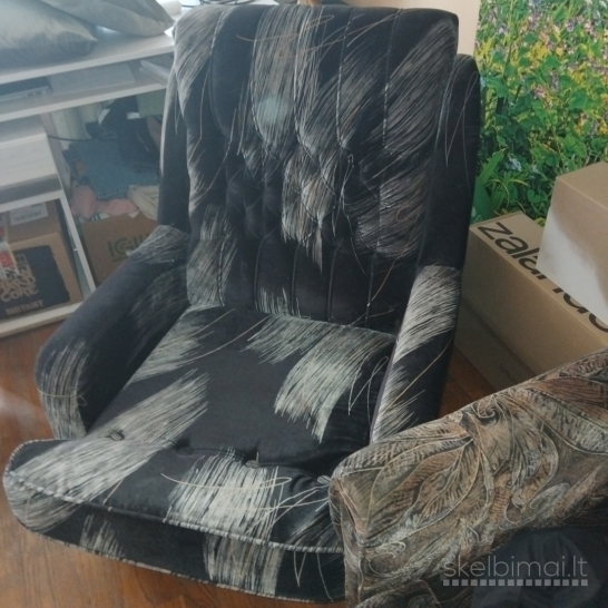 Parduodu geros  būklės būklės išskleidžiama sofa ir du pufus