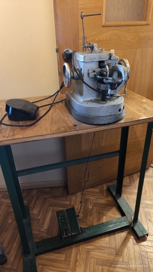 Kailių siuvimo masina su stalu