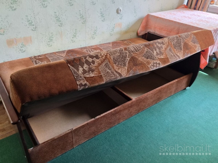 Dovanoju sofą-lovą su dėže patalynei