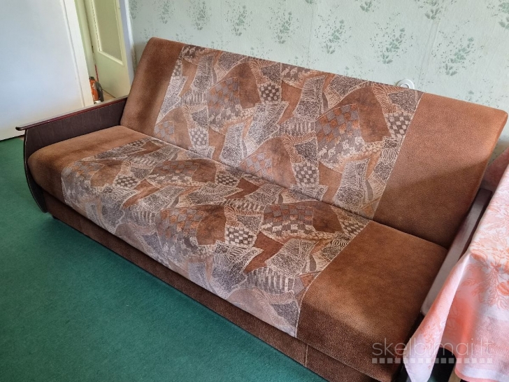 Dovanoju sofą-lovą su dėže patalynei