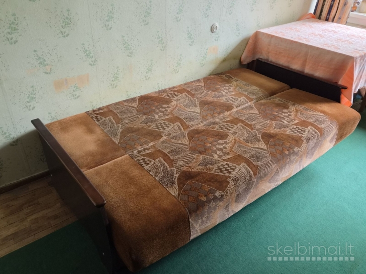 Dovanoju sofą-lovą su dėže patalynei
