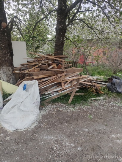 Įvairi mediena , malkos , gali būti pusė fūros. Išsivežti patiems