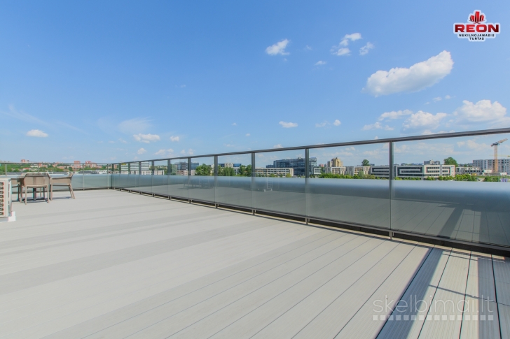 NAUJAI ĮRENGTAS 3 KAMBARIŲ BUTAS SU ERDVIA TERASA IR NUOSTABIA PANORAMA OZO G.