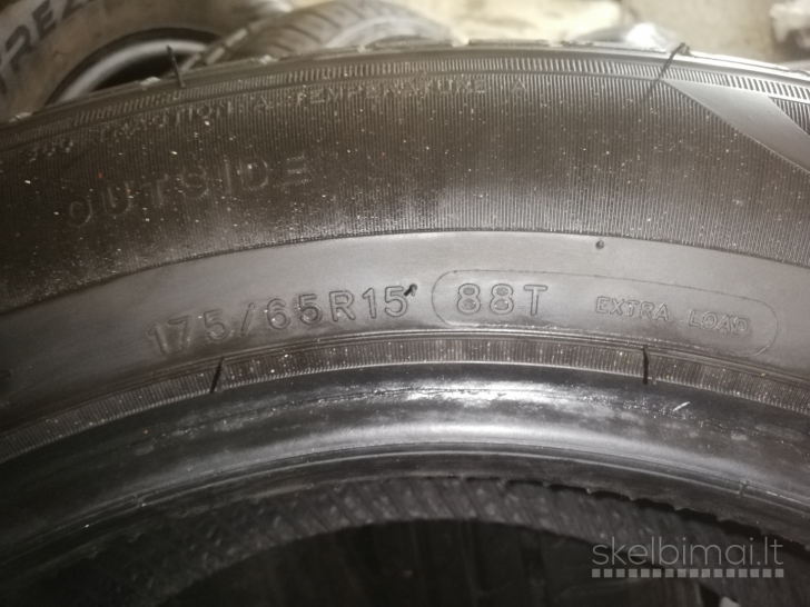 Virš 7 mm beveik naujos vasarinės padangos 175/65 R15 2021 m