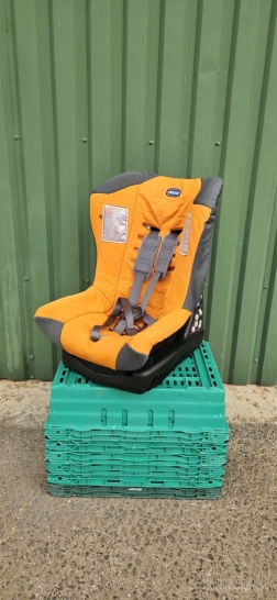 Parduodama auto kėdutė (9-18 kg).