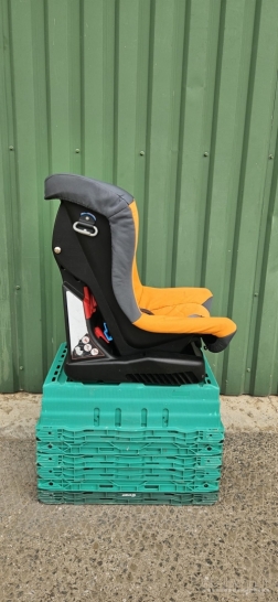 Parduodama auto kėdutė (9-18 kg).