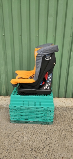 Parduodama auto kėdutė (9-18 kg).