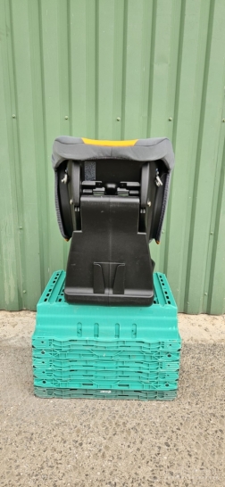 Parduodama auto kėdutė (9-18 kg).