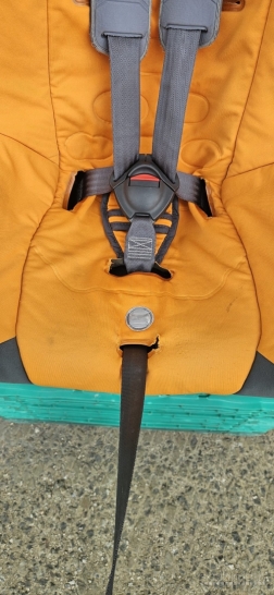 Parduodama auto kėdutė (9-18 kg).