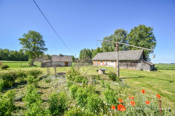 Sodyba 8,5 ha sklype šalia vandens telkinio
