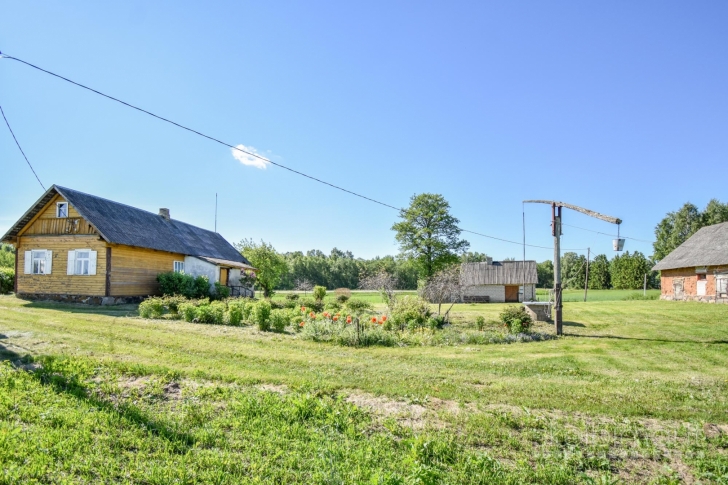 Sodyba 8,5 ha sklype šalia vandens telkinio