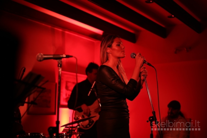 MUZIKINIS SVEIKINIMAS SU DAINA, GĖLIŲ ĮTEIKIMAS, PASVEIKINKITE ARTIMĄ SU DAINA