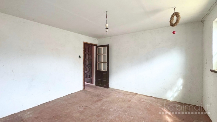 Lapėse ūkinis pastatas 180 m² su rūsiu 90 m², sklypas 6 arai