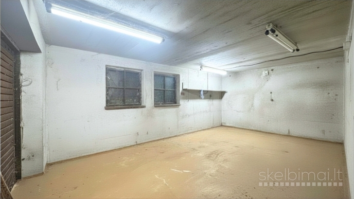 Lapėse ūkinis pastatas 180 m² su rūsiu 90 m², sklypas 6 arai