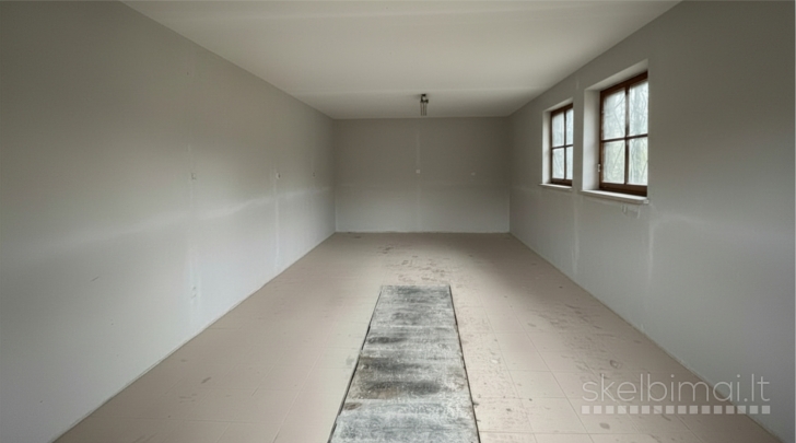 Lapėse ūkinis pastatas 180 m² su rūsiu 90 m², sklypas 6 arai