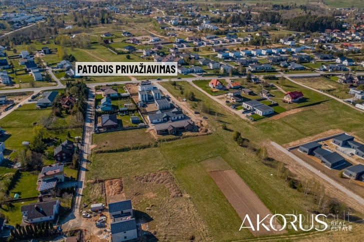 – Tvarkingi, lygūs sklypai arti miesto su asfaltuotu privažiavimu