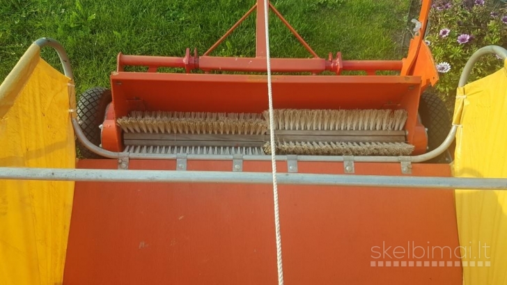 Pro lapų šluota ir rinktuvas prie traktoriuko