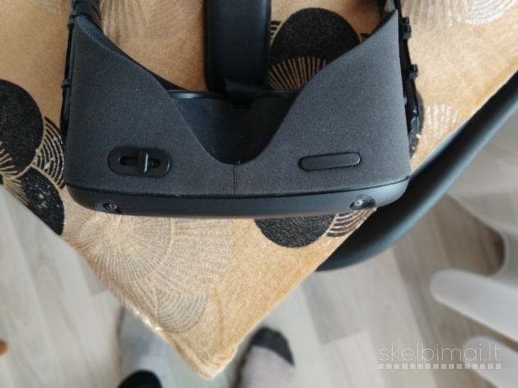 vr akiniu Meta quiest veido sasaja ir pultelis valdymo