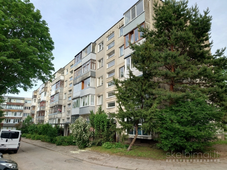 Parduodamas šiuolaikiškai įrengtas 3-jų kambarių butas