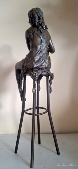 Skulptūra, Moteris ant baro kėdės - 29 cm - Bronza