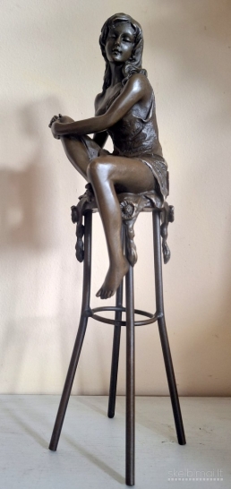 Skulptūra, Moteris ant baro kėdės - 29 cm - Bronza