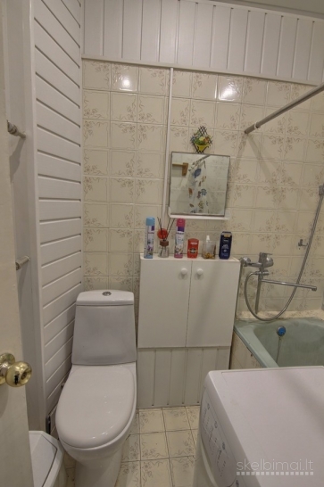 Parduodamas antrame aukšte tvarkingas 2-jų kambarių butas