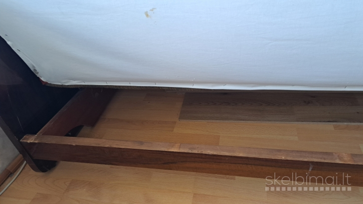 Sofa naturalaus medžio