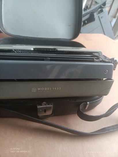 CONSUL Model 1532, čekoslovakiška mechaninė nešiojama rašomoji mašinėlė