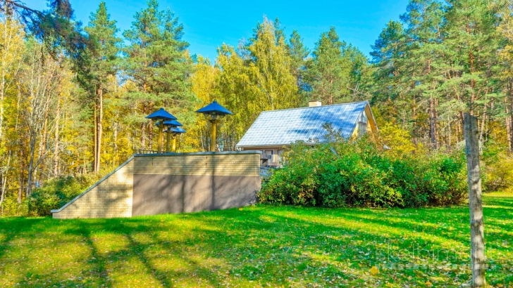 Prie ,,Baltųjų Lakajų" ežero su pakrante, pušyne, poilsio namai
