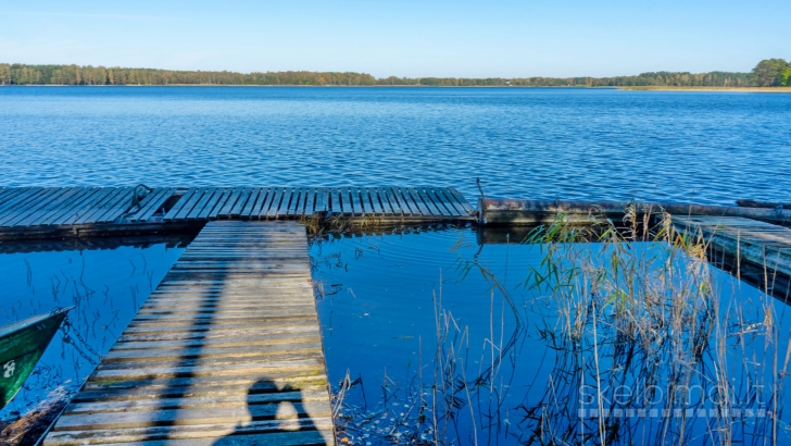 Prie ,,Baltųjų Lakajų" ežero su pakrante, pušyne, poilsio namai