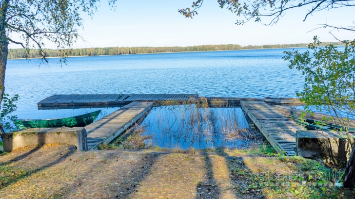 Prie ,,Baltųjų Lakajų" ežero su pakrante, pušyne, poilsio namai