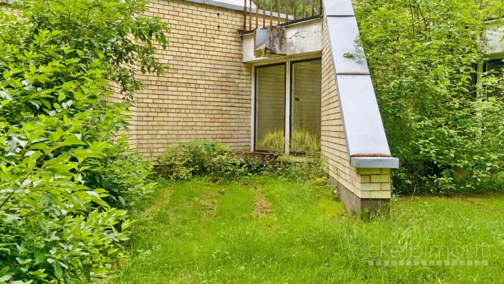 Prie ,,Baltųjų Lakajų" ežero su pakrante, pušyne, poilsio namai