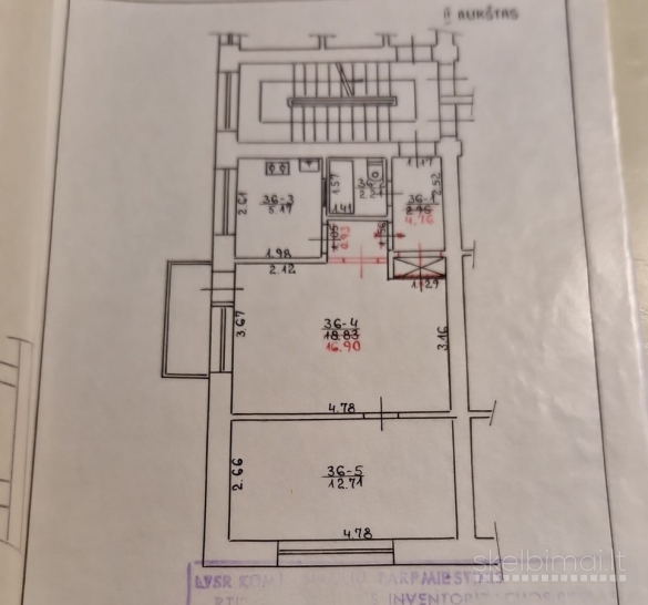 Parduodamas labai geroje vietoje antrame aukšte 2-jų kambarių butas