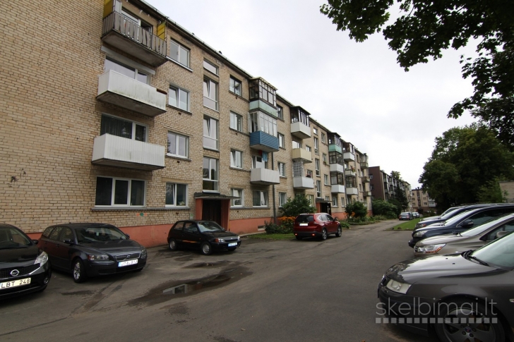 Parduodamas labai geroje vietoje antrame aukšte 2-jų kambarių butas