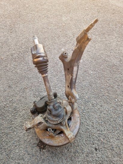 Opel Antara kairės pusės priekinės pakabos ir transmisijos mazgas