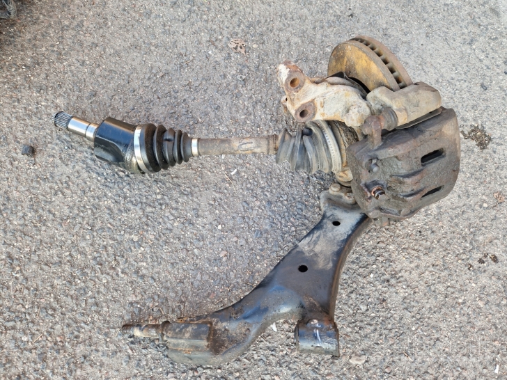 Opel Antara kairės pusės priekinės pakabos ir transmisijos mazgas