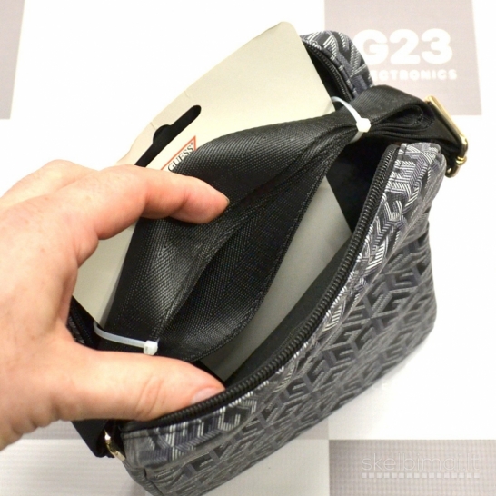 Rankinė per petį 10" planšetėms Guess GCube Stripe juoda WWW.G23.LT