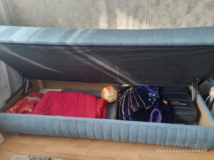 Tvarkinga lova, su daiktadezem, brangiai pirkta, gerai išlaikyta.