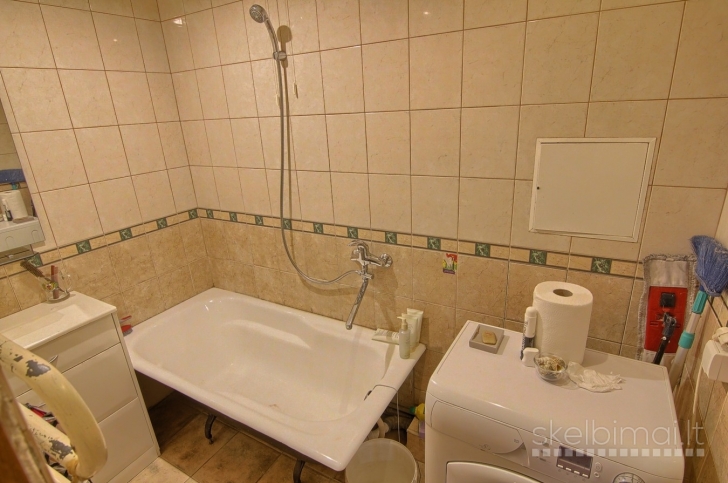 Parduodamas labai geroje vietoje antrame aukšte esantis 3-jų kambarių butas