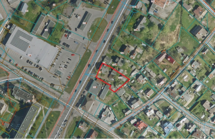 Parduodama labai geroje vietoje dalis gyvenamojo namo su sklypu