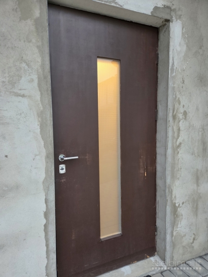 Naudotos durys su stiklo paketu, spyna ir raktais (stakta pažeista / perpjauta)