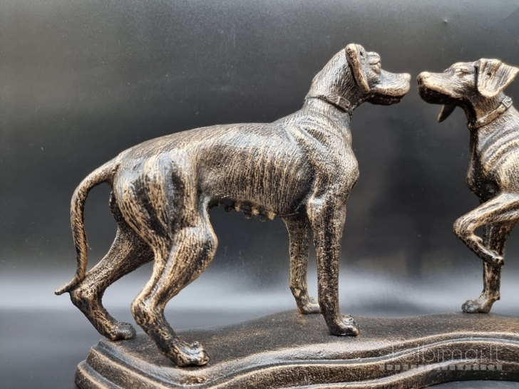 Didelė 49 cm pločio metalinė 2-jų šunų statula