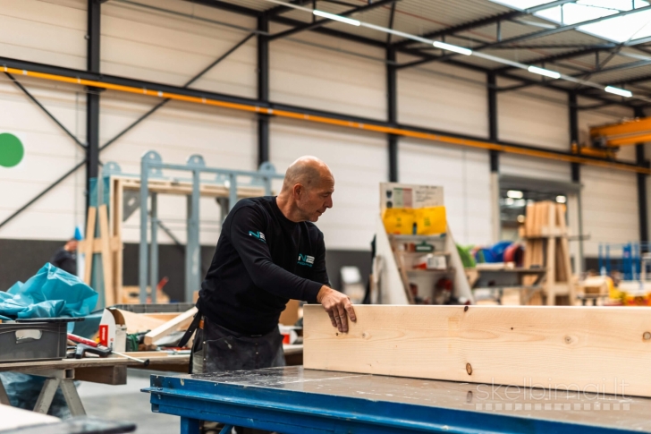 Reikalingi staliai prie modulinių namelių gamybos fabrike Uden m.,Olandija