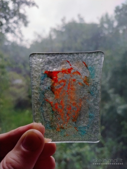 Crux (2023, glass, 2.36 x 3.15 in.) ir komiksų paveikslas ^mes esame^